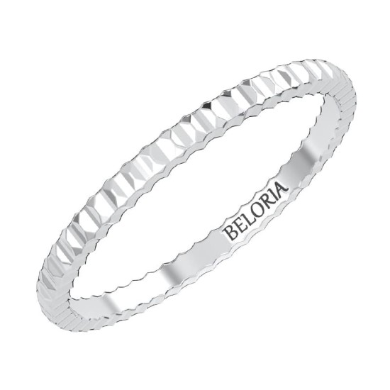 Alliance Classique sublimée par des détails modernes en or blanc
