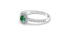 Bague en or blanc 18 carats, émeraude et son halo de diamants