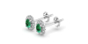 Boucles d'oreilles en or blanc 18K émeraude ovale et halo de diamants