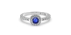 Bague en or blanc 18 carats, saphir et son halo de diamants