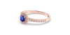 Bague en or rose 18 carats, saphir et son halo de diamants