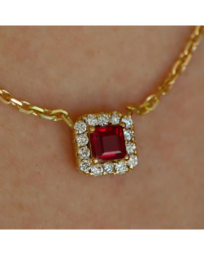 Collier or jaune 18K pendentif rubis princesse avec un halo de diamants