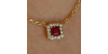 Collier or jaune 18K pendentif rubis princesse avec un halo de diamants