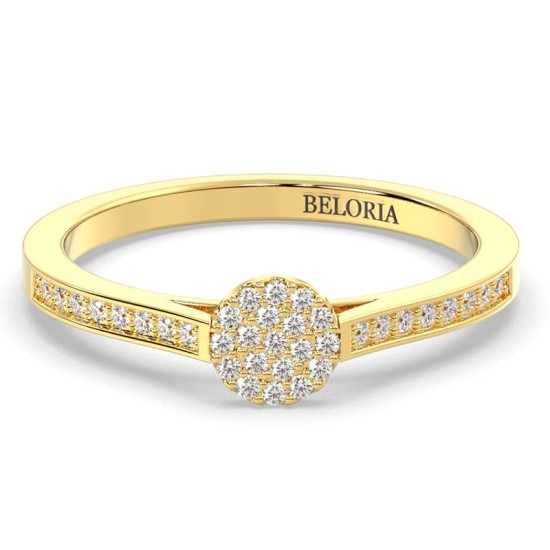 Solitaire coussin accompagné en or jaune 18k et diamants
