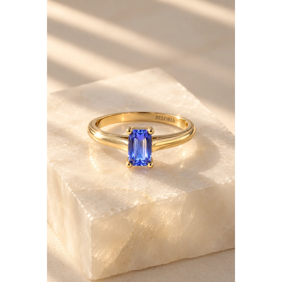 Bague en or simple avec un diamant rectangulaire - Maison Beloria