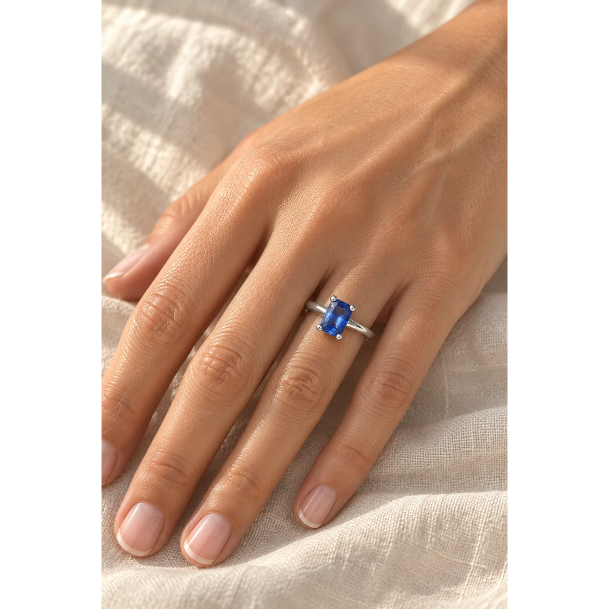 Bague en or simple avec un diamant rectangulaire - Maison Beloria