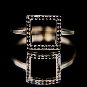✨ Élégance et mystère ✨

Découvrez cette bague carrée en or jaune 18 carats, entièrement sertie de diamants noirs. Un contraste saisissant entre l'éclat chaleureux de l'or et la profondeur envoûtante des diamants.

Parfaite pour les femmes qui aiment se démarquer avec une touche d'audace et de sophistication.

Avez-vous déjà vu des diamants noirs ? 

#diamantsnoirs #orjaune #bijouxraffinés #luxe #élégance #mystère #bijouxaddict #bijouxlovers #bijouxcreateur #bijouxfaitmain #bijoux #jewels #jewelsaddict #jewelsoftheday #beloria #avignon