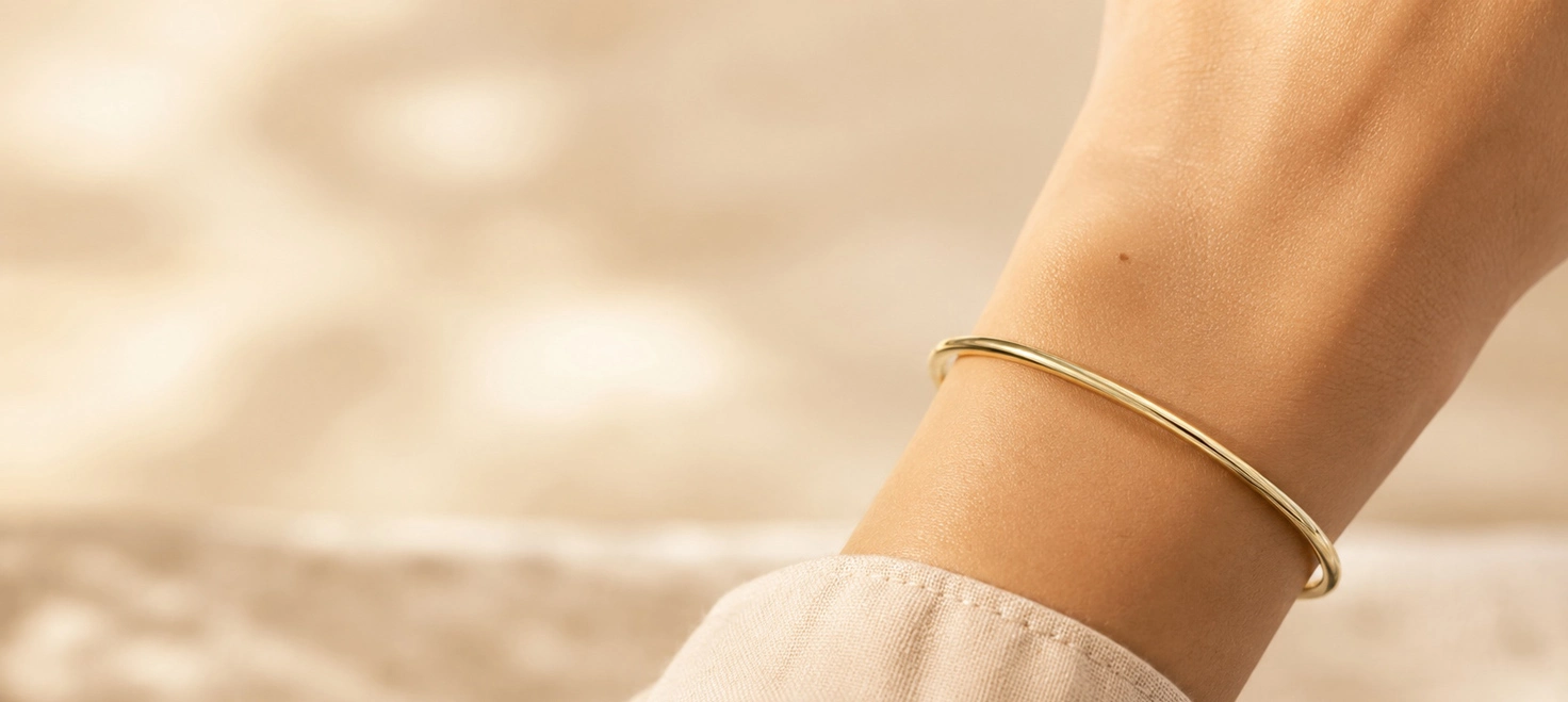 Poignet élégant portant un bracelet BELORIA